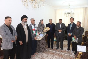 دیدار شهردار و رئیس شورای اسلامی شهر صالحیه به همراه جمعی از مسئولان شهرستان بهارستان با دو تن از جانبازان سرافراز دفاع مقدس