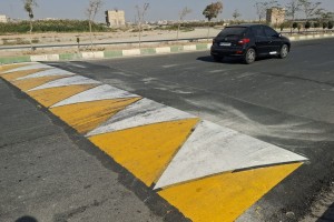 رنگ‌آمیزی سرعت‌گیرها و نصب علائم هشدار دهنده در معابر اصلی صالحیه