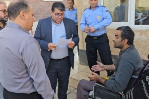 استقبال محمد آگاهی مند از شهروند کم‌توان در حیاط ساختمان مدیریت شهری 