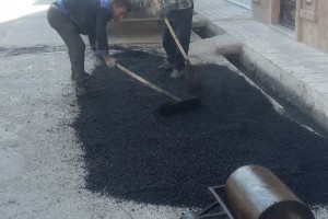 اجرای عملیات ترمیم و لکه‌گیری آسفالت کوچه آبان یکم