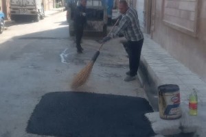 اجرای عملیات ترمیم و لکه‌گیری آسفالت کوچه آبان یکم