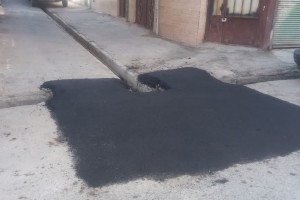 اجرای عملیات ترمیم و لکه‌گیری آسفالت کوچه آبان یکم