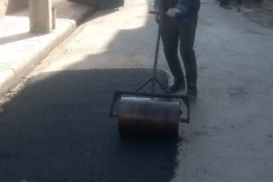 اجرای عملیات ترمیم و لکه‌گیری آسفالت کوچه آبان یکم