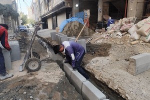 نوسازی جداول کوچه بوستان پنجم در دستور کار واحد عمران شهرداری صالحیه قرار گرفت