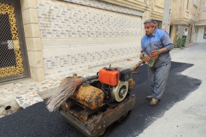 اجرای عملیات لکه‌گیری آسفالت کوچه هنرمندان