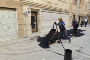 اجرای عملیات لکه‌گیری آسفالت کوچه هنرمندان