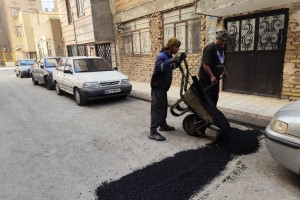 اجرای عملیات لکه‌گیری آسفالت کوچه هنرمندان