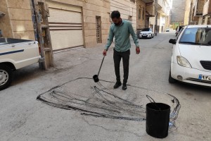 اجرای عملیات لکه‌گیری آسفالت کوچه هنرمندان