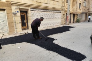 اجرای عملیات لکه‌گیری آسفالت کوچه هنرمندان