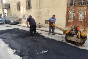  عملیات لکه‌گیری آسفالت کوچه بهارستان هشتم انجام شد