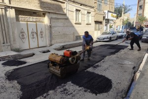  عملیات لکه‌گیری آسفالت کوچه بهارستان هشتم انجام شد