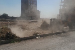 پاکسازی زمین‌های بایر کوچه نگارستان 20 از ضایعات و نخاله‌های موجود 