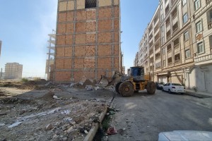 پاکسازی زمین‌های بایر کوچه نگارستان 20 از ضایعات و نخاله‌های موجود 