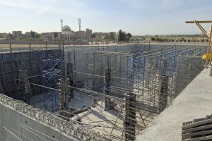 بازدید فرماندار بهارستان در همراهی شهردار صالحیه از پروژه مخزن ذخیره آب 10 هزار مترمکعبی  