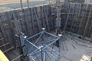 بازدید فرماندار بهارستان در همراهی شهردار صالحیه از پروژه مخزن ذخیره آب 10 هزار مترمکعبی  