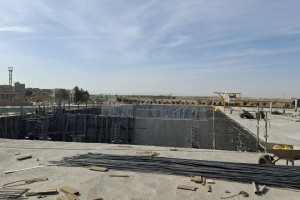 بازدید فرماندار بهارستان در همراهی شهردار صالحیه از پروژه مخزن ذخیره آب 10 هزار مترمکعبی  