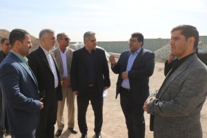 بازدید فرماندار بهارستان در همراهی شهردار صالحیه از پروژه مخزن ذخیره آب 10 هزار مترمکعبی  
