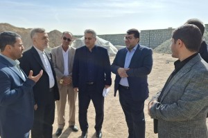 بازدید فرماندار بهارستان در همراهی شهردار صالحیه از پروژه مخزن ذخیره آب 10 هزار مترمکعبی  