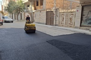ترمیم سطح آسفالت کوچه والفجر 7 شرقی در راستای ارتقای کیفیت عبور و مرور