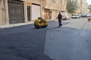 ترمیم سطح آسفالت کوچه والفجر 7 شرقی در راستای ارتقای کیفیت عبور و مرور