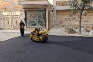 ترمیم سطح آسفالت کوچه والفجر 7 شرقی در راستای ارتقای کیفیت عبور و مرور