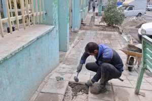ترمیم کفپوش پیاده‌رو خیابان شهید بابایی در مقابل مسجد امام محمد باقر(ع)  