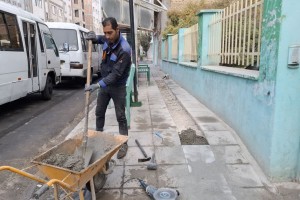 ترمیم کفپوش پیاده‌رو خیابان شهید بابایی در مقابل مسجد امام محمد باقر(ع)  