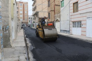  استارت پرقدرت نوسازی شریان&zwnj;های فرعی؛ کوچه &laquo;مهستان ششم&raquo; زیر غلتک آسفالت مکانیزه رفت