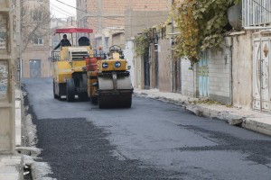  استارت پرقدرت نوسازی شریان&zwnj;های فرعی؛ کوچه &laquo;مهستان ششم&raquo; زیر غلتک آسفالت مکانیزه رفت