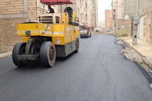 چهارمین عملیات مکانیزه آسفالت در کوچه &laquo;شهدای گمنام سوم&raquo; انجام شد&nbsp; 