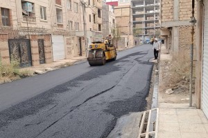 چهارمین عملیات مکانیزه آسفالت در کوچه &laquo;شهدای گمنام سوم&raquo; انجام شد&nbsp; 