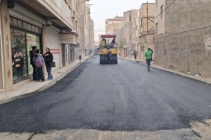 چهارمین عملیات مکانیزه آسفالت در کوچه &laquo;شهدای گمنام سوم&raquo; انجام شد&nbsp; 