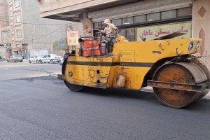 چهارمین عملیات مکانیزه آسفالت در کوچه &laquo;شهدای گمنام سوم&raquo; انجام شد&nbsp; 