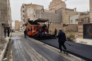 چهارمین عملیات مکانیزه آسفالت در کوچه &laquo;شهدای گمنام سوم&raquo; انجام شد&nbsp; 