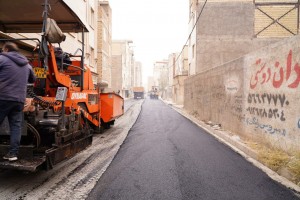 چهارمین عملیات مکانیزه آسفالت در کوچه &laquo;شهدای گمنام سوم&raquo; انجام شد&nbsp; 