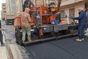 اجرای عملیات مکانیزه آسفالت در کوچه &laquo;شهدای گمنام ششم&raquo;&nbsp; 