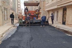 اجرای عملیات مکانیزه آسفالت در کوچه &laquo;شهدای گمنام ششم&raquo;&nbsp; 