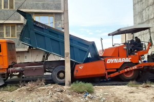 اجرای عملیات مکانیزه آسفالت در کوچه &laquo;شهدای گمنام ششم&raquo;&nbsp; 