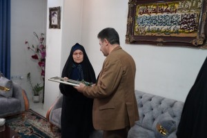  تکریم مادران شهید ناصر کمانی و سید احمد حسینی به مناسبت میلاد حضرت زهرا(س)