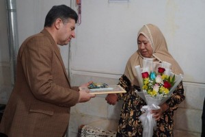  تکریم مادران شهید ناصر کمانی و سید احمد حسینی به مناسبت میلاد حضرت زهرا(س)