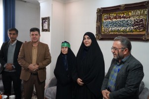 تکریم مادران شهید ناصر کمانی و سید احمد حسینی به مناسبت میلاد حضرت زهرا(س)