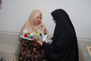  تکریم مادران شهید ناصر کمانی و سید احمد حسینی به مناسبت میلاد حضرت زهرا(س)