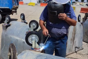 عملیات مستمر تعمیر و نگهداری مخازن زباله در سطح شهر صالحیه با هدف ارتقاء بهداشت و سیمای شهری