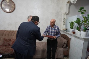 عیادت مسئولان از یکی از رانندگان ناوگان حمل&zwnj;ونقل صالحیه