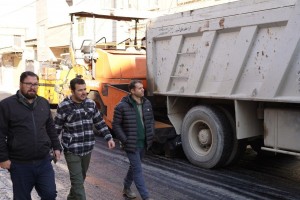  بازدید میدانی عضو شورای شهر صالحیه از پروژه آسفالت مکانیزه کوچه تیرسوم