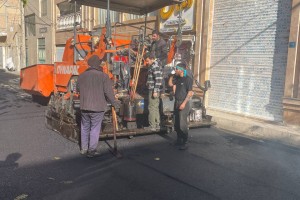 آسفالت مکانیزه &laquo;کوچه شهید خداپرست&raquo;؛ نوزدهمین گام عملی در بازآفرینی معابر فرعی