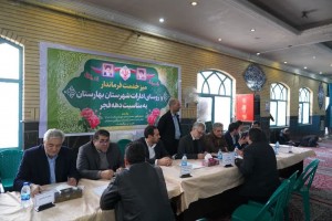 برگزاری میز خدمت مسئولان شهرستان بهارستان در مصلای نماز جمعه شهر گلستان
