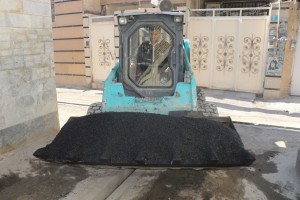 عملیات لکه&zwnj;گیری آسفالت کوچه اسفند یکم در راستای بهسازی معابر شهری اجرا شد