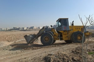  تسطیح و پاکسازی زمین&zwnj;های بایر حاشیه محور شهید صیاد شیرازی