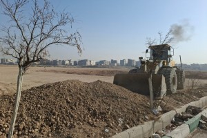  تسطیح و پاکسازی زمین&zwnj;های بایر حاشیه محور شهید صیاد شیرازی